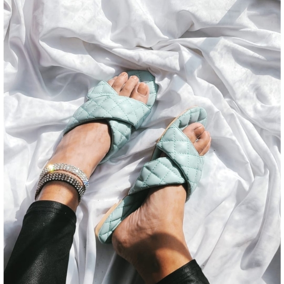 🚨//LAST CHANCE/ Teal quilted Sandal - Picture 5 of 8
